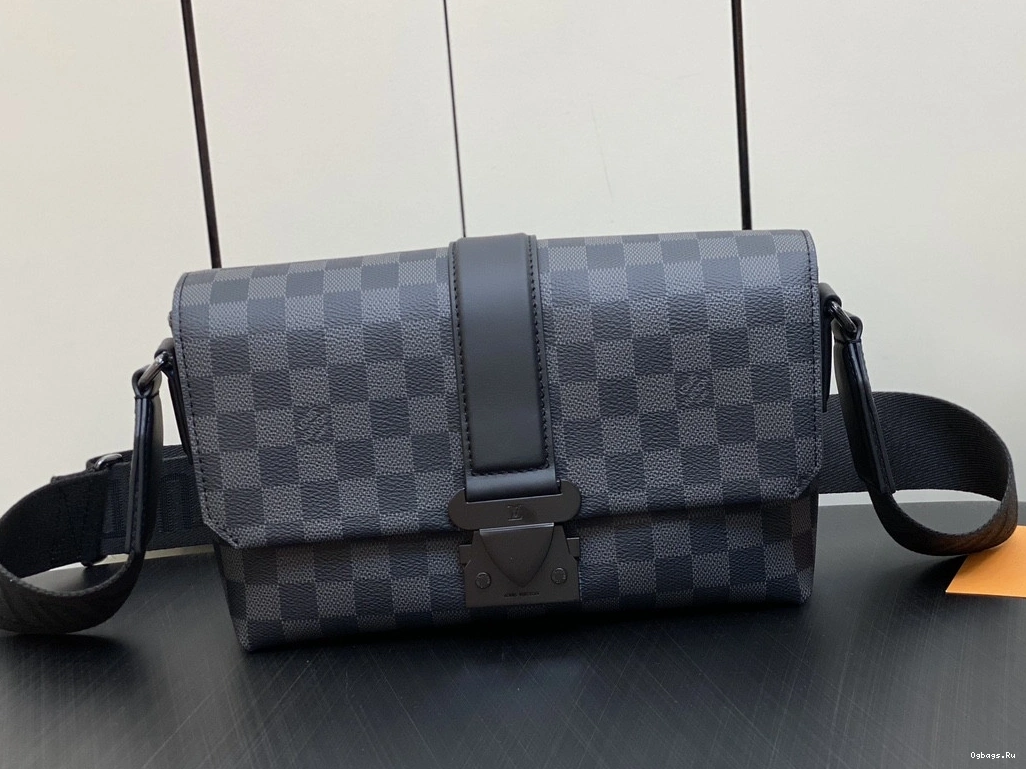 S-Cape Messenger VUITTON LOUIS 0426